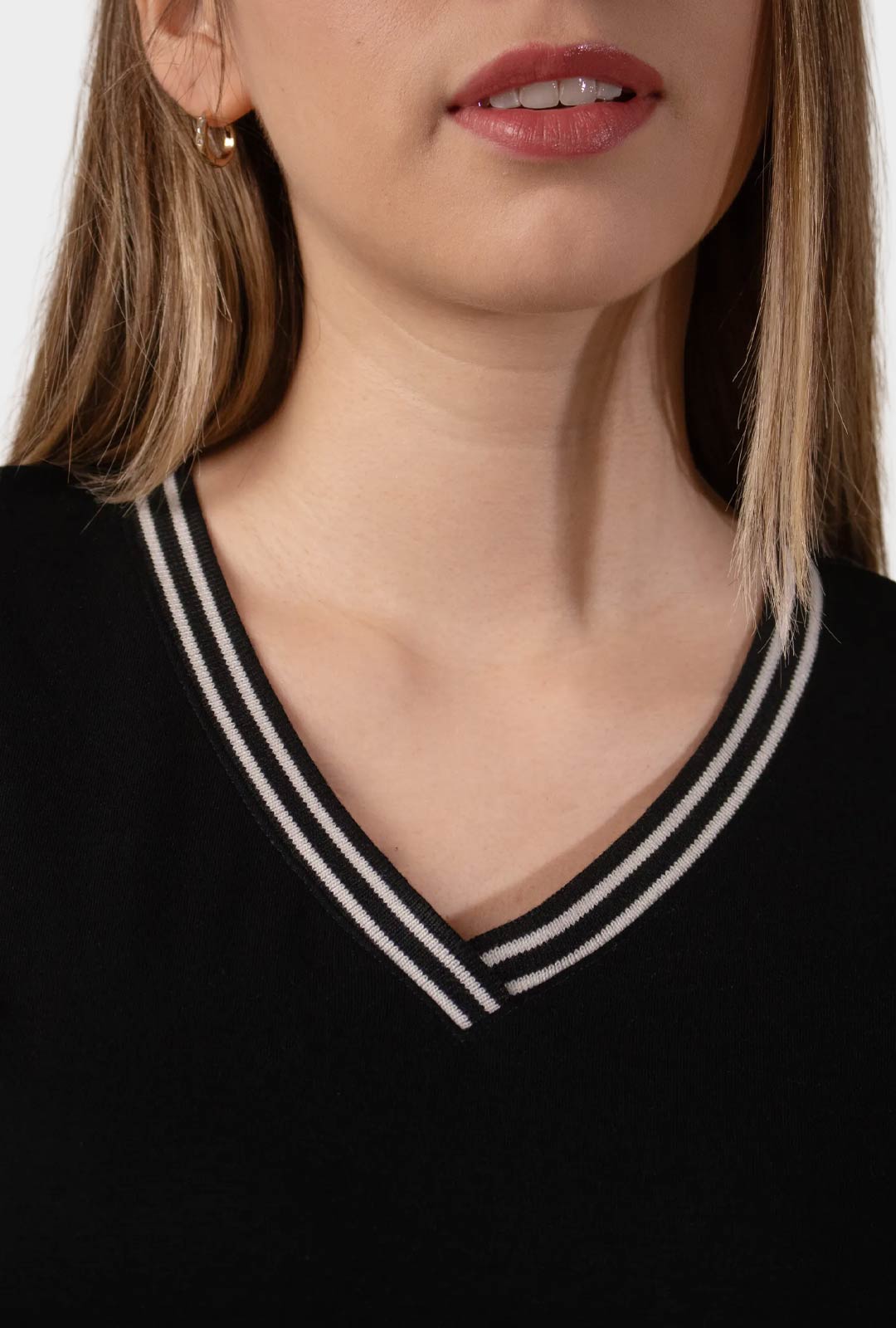 polo-capri-cuello-v-negro-mujer-detalle#Color_Negro