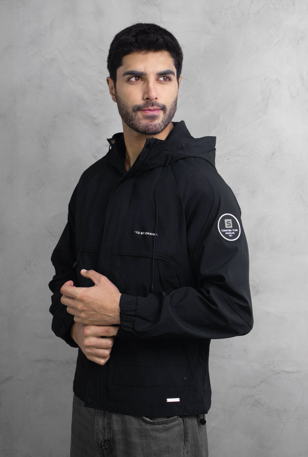 CORTAVIENTO-MONTANA-NEGRO-FRONTAL#Color_Negro