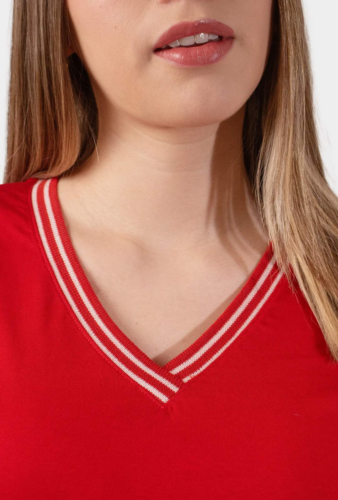 polo-capri-cuello-v-rojo-mujer-detalle#Color_Rojo