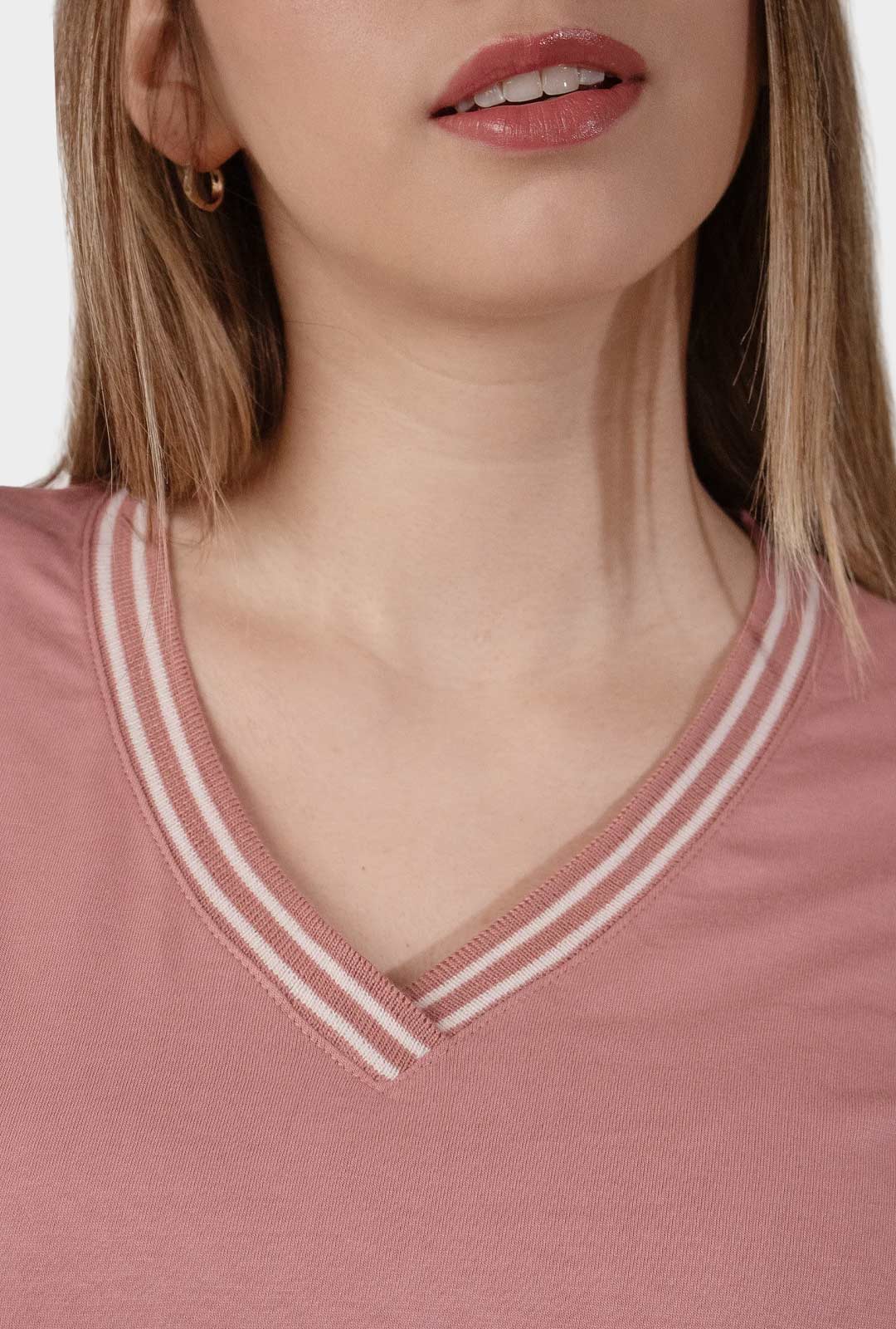 polo-capri-cuello-v-rosadovintage-mujer-detalle#Color_Rosado Vintage